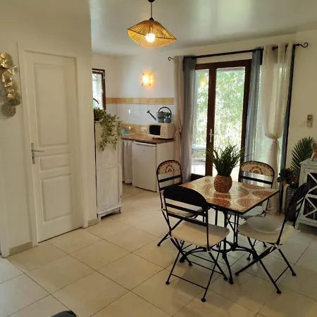 150 M De La Agosta Apartman